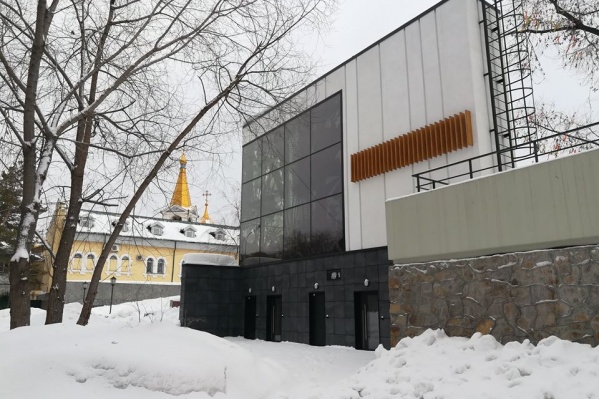 Входы в туалет есть, но они закрыты и засыпаны снегом Входы в туалет есть, но они закрыты и засыпаны снегом