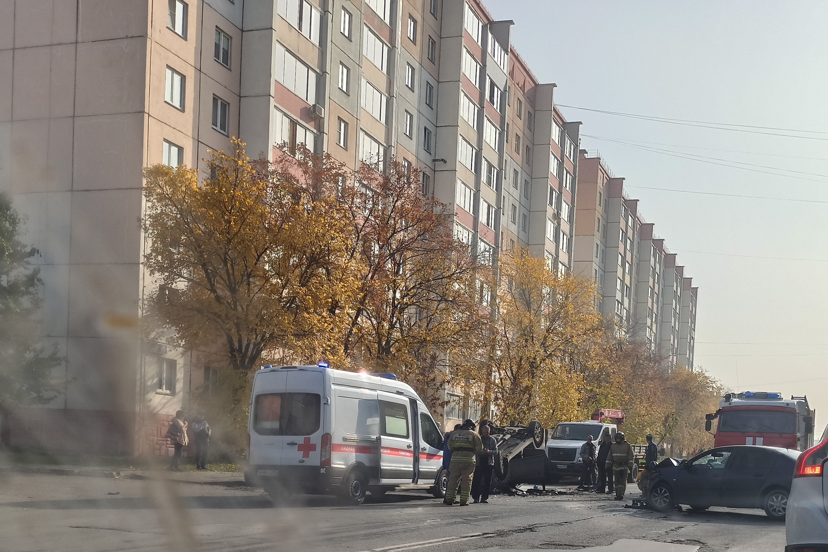 На Северо-Западе Челябинска в результате тройного ДТП перевернулась легковушка
