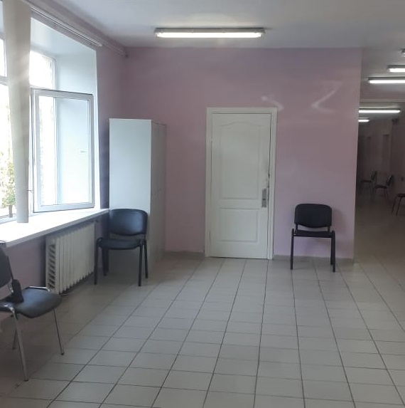 Стулья в КТ-центре расставлены с учетом дистанции Стулья в КТ-центре расставлены с учетом дистанции