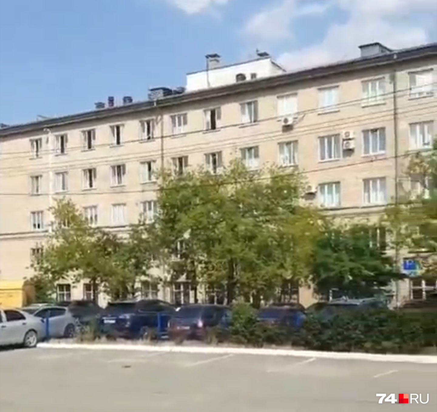 Спустя несколько недель после выписки Марина вышла на улицу. Говорит, странно смотреть на людей без масок и на больницу, где они с мамой и братом проходили лечение Спустя несколько недель после выписки Марина вышла на улицу. Говорит, странно смотреть на людей без масок и на больницу, где они с мамой и братом проходили лечение