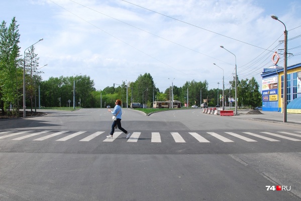 Пешеходный переход расположен в опасном месте: здесь идёт слияние потоков, а длина «зебры» невероятная Пешеходный переход расположен в опасном месте: здесь идёт слияние потоков, а длина «зебры» невероятная