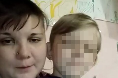 Судя по всему, женщина из видеоролика была в состоянии алкогольного опьянения Судя по всему, женщина из видеоролика была в состоянии алкогольного опьянения