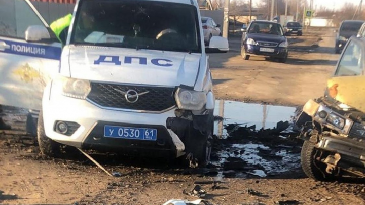 В Ростовской области легковушка протаранила машину ДПС