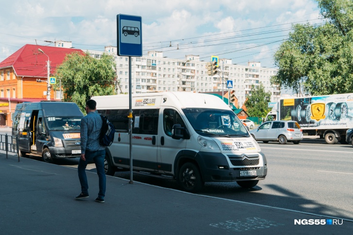 Сейчас при оплате банковской картой с пассажиров маршруток берут 25 рублей Сейчас при оплате банковской картой с пассажиров маршруток берут 25 рублей