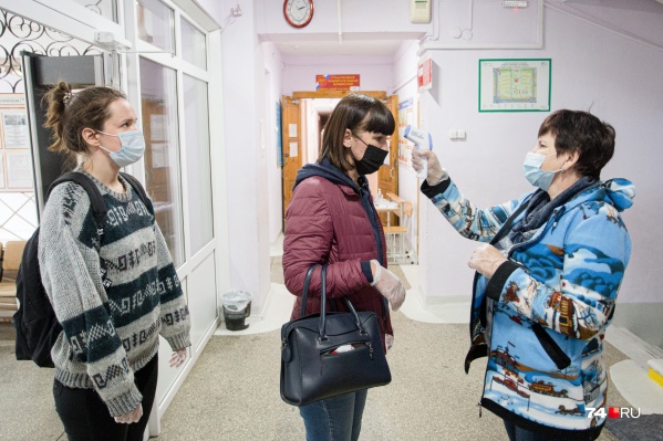 Заявки на выездное голосование комиссии принимать перестали, но избиратели по-прежнему могут прийти на свой участок Заявки на выездное голосование комиссии принимать перестали, но избиратели по-прежнему могут прийти на свой участок
