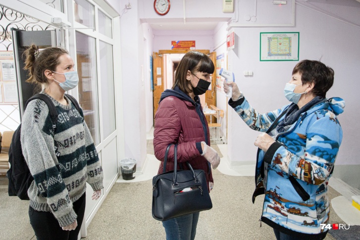 Заявки на выездное голосование комиссии принимать перестали, но избиратели по-прежнему могут прийти на свой участок Заявки на выездное голосование комиссии принимать перестали, но избиратели по-прежнему могут прийти на свой участок