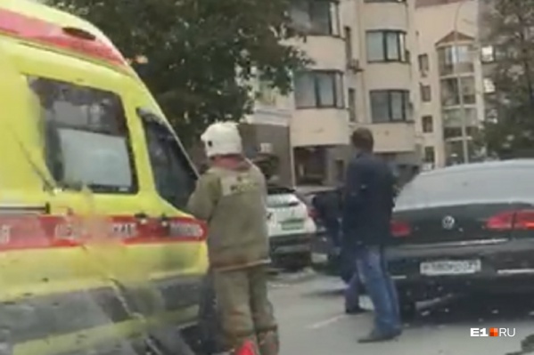 На место аварии выезжали спасатели и медики На место аварии выезжали спасатели и медики
