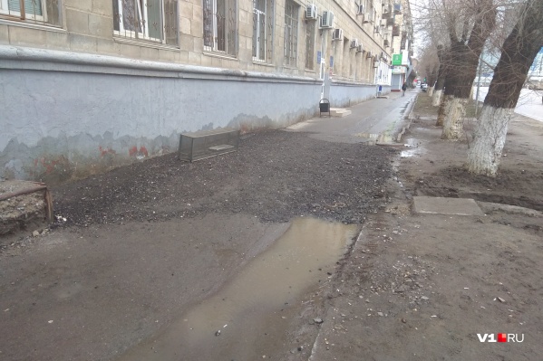 После суток дождя лужа не нашла в себе сил возродиться После суток дождя лужа не нашла в себе сил возродиться