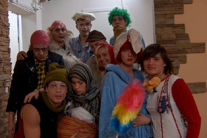 Свой день рождения пермяк Владимир Соснин отметил прямо на проекте. 2005 год, костюмированная вечеринка. Владимир — в верхнем ряду, в колпаке повара