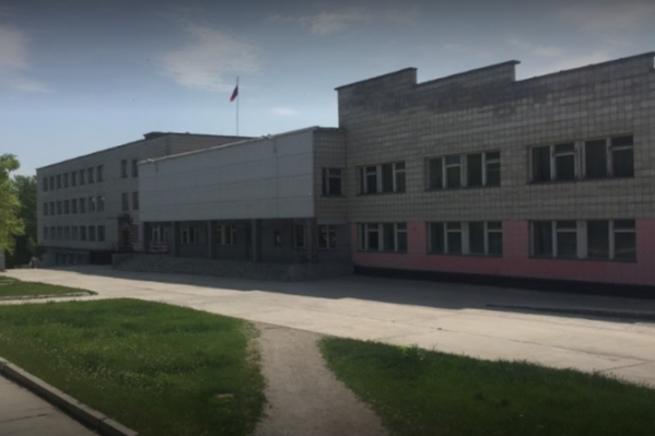 Мальчика на карнизе заметили взрослые, которые пришли забирать детей из школы Мальчика на карнизе заметили взрослые, которые пришли забирать детей из школы