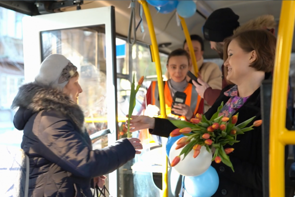 Поездка в автобусе № 34 для милых дам начиналась с поздравлений Поездка в автобусе № 34 для милых дам начиналась с поздравлений