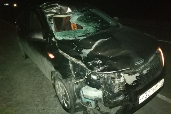 Судя по кадрам, удар пришелся на правую часть салона автомобиля Судя по кадрам, удар пришелся на правую часть салона автомобиля
