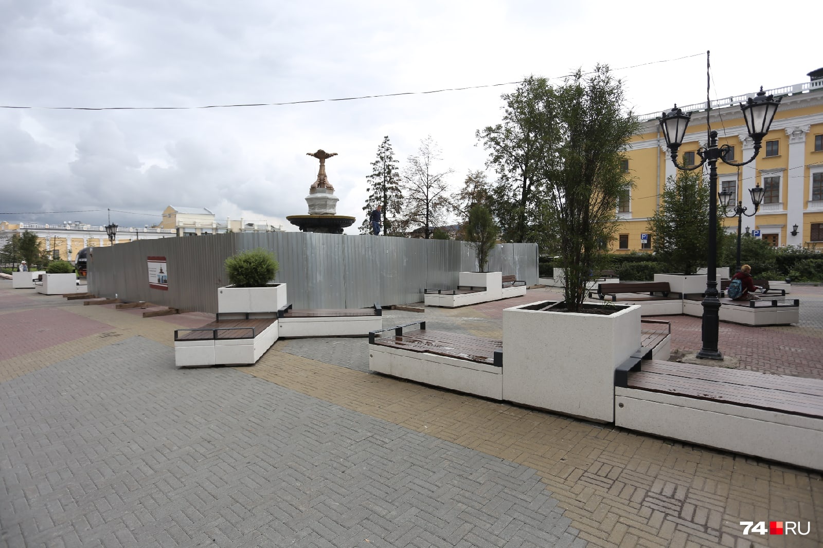 У фонтана провели благоустройство, и эта площадка притягивает десятки отдыхающих У фонтана провели благоустройство, и эта площадка притягивает десятки отдыхающих