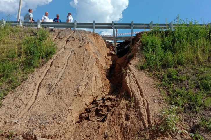 Комиссия обследовала размытый мост в Некрасовском районе