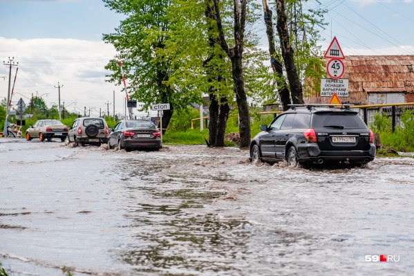 Участок дороги у переезда в конце мая затопило Участок дороги у переезда в конце мая затопило