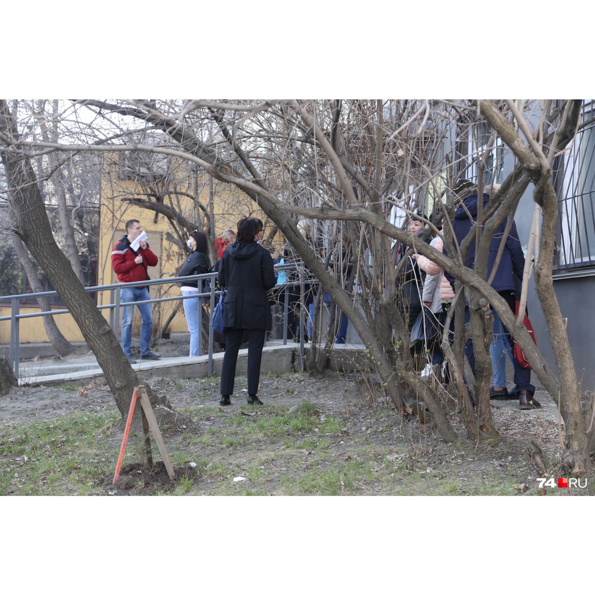 Двери ЦЗН закрыты, посетителей принимают только через окошки Двери ЦЗН закрыты, посетителей принимают только через окошки