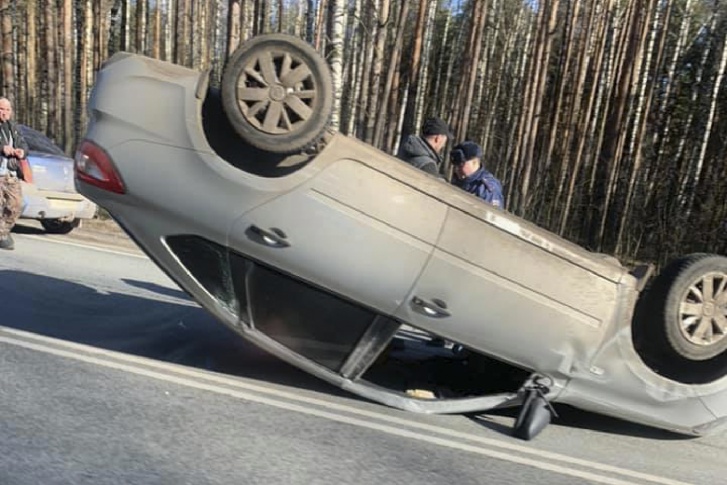 Посреди дороги автомобиль оказался на крыше Посреди дороги автомобиль оказался на крыше