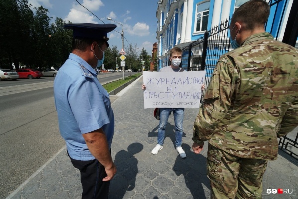 Одиночный пикет журналист проводил у здания УФСБ Одиночный пикет журналист проводил у здания УФСБ