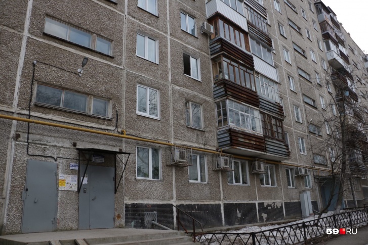 Окно на третьем этаже до сих пор открыто Окно на третьем этаже до сих пор открыто