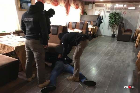 Экс замдиректора Игоря Смирнова задержали в кафе, когда ему передавали взятку Экс замдиректора Игоря Смирнова задержали в кафе, когда ему передавали взятку 