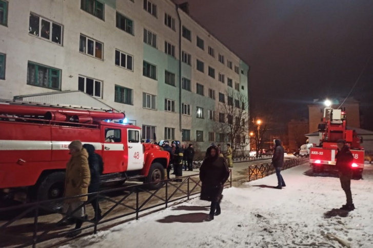 Большей части жильцов удалось самостоятельно покинуть горящий дом Большей части жильцов удалось самостоятельно покинуть горящий дом