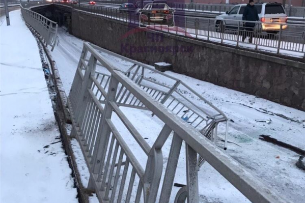 Забор на Копыловском мосту после недавнего ДТП Забор на Копыловском мосту после недавнего ДТП