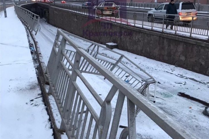 Забор на Копыловском мосту после недавнего ДТП Забор на Копыловском мосту после недавнего ДТП