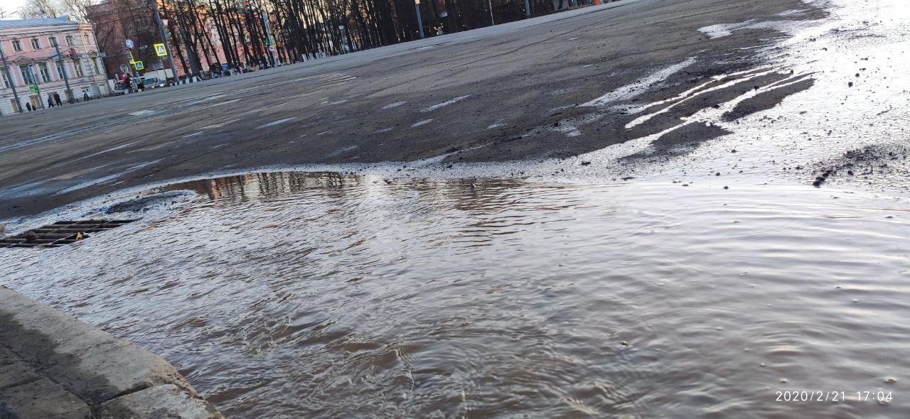 «Вода бурлит и стекает»: в центре Ярославля произошло коммунальное ЧП. Кадры