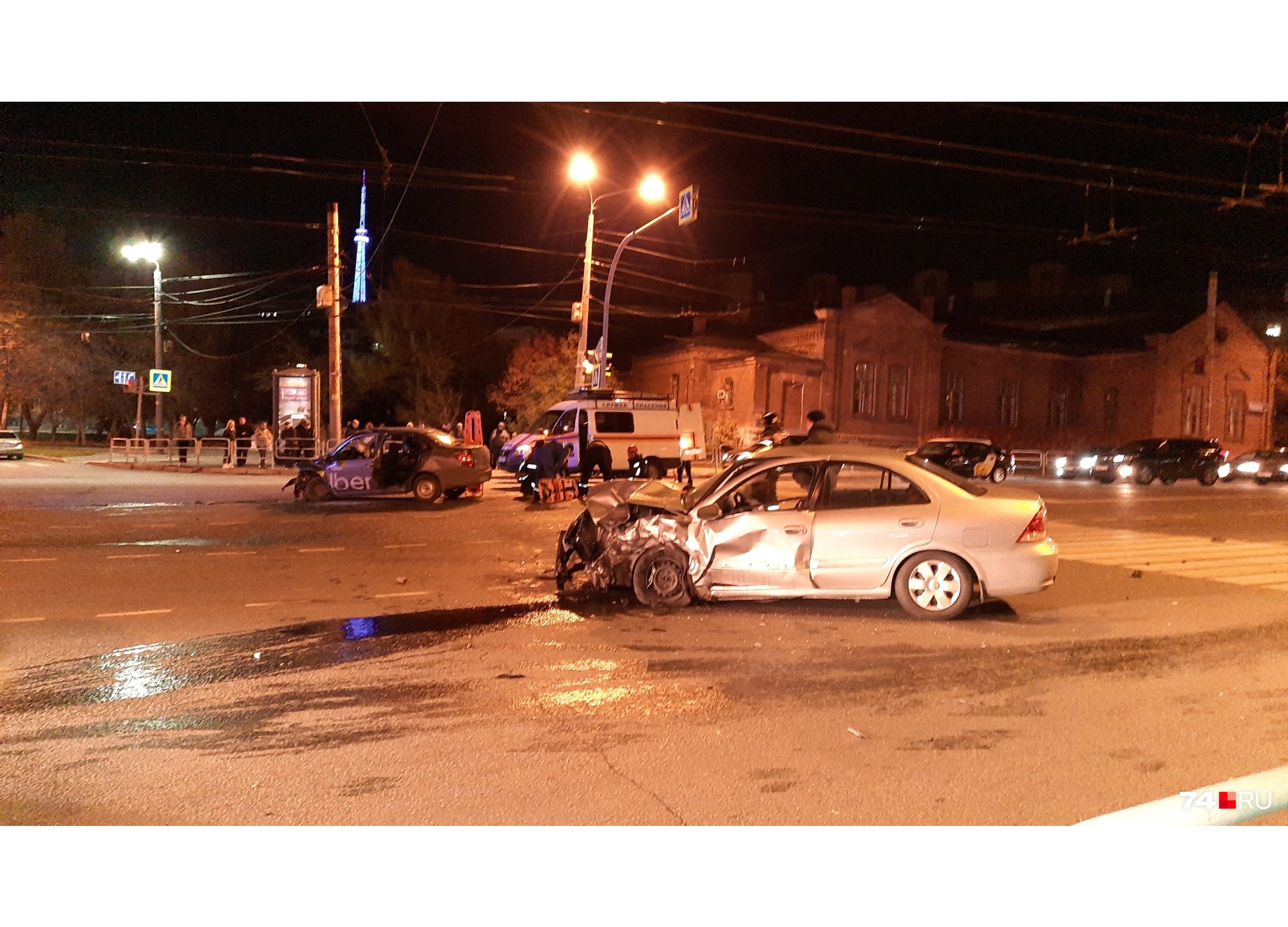 В центре Челябинска произошла авария с такси. Момент столкновения попал на видео
