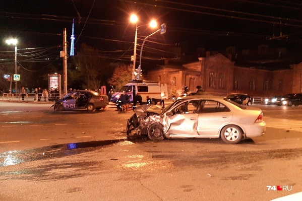 Одна из машин решила повернуть и не пропустила встречку Одна из машин решила повернуть и не пропустила встречку