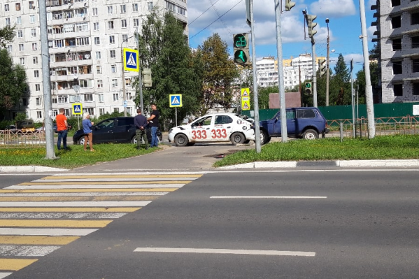 В ДТП угодили сразу две машины такси В ДТП угодили сразу две машины такси