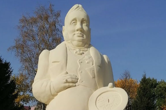 Чиновник весь в белом Чиновник весь в белом