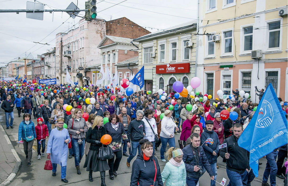 пойти на демонстрацию. пойти на демонстрацию. праздничное шествие. первое мая шествие. пойти на демонстрацию.