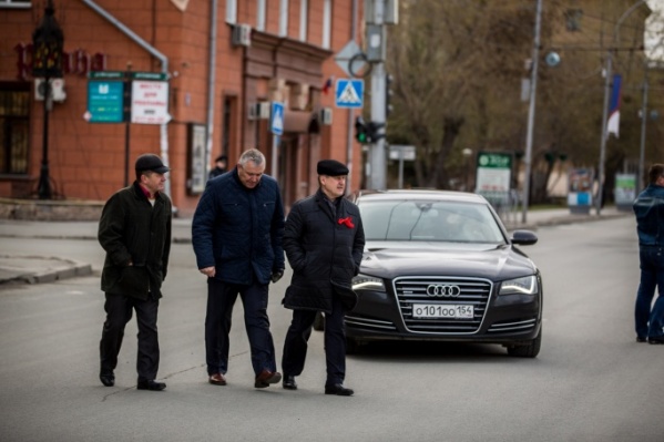 Анатолий Локоть ездит на служебной Audi Анатолий Локоть ездит на служебной Audi