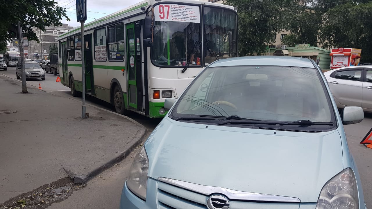 Трое детей пострадали при столкновении автобуса с «Тойотой» в Заельцовском районе