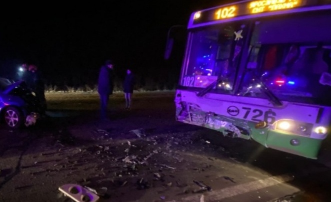 «Водитель сильно пьяный»: такси и рейсовый автобус столкнулись в Ярославской области