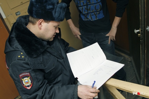 Участковые не будут стоять под дверью, но соседей расспросят о том, выходят ли изолированные челябинцы из квартир Участковые не будут стоять под дверью, но соседей расспросят о том, выходят ли изолированные челябинцы из квартир
