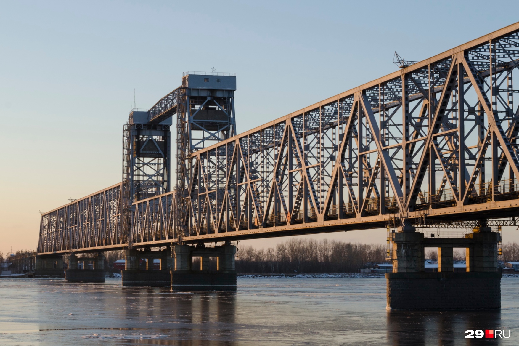 В Архангельске на три дня полностью закроют для проезда автомобилей железнодорожный мост