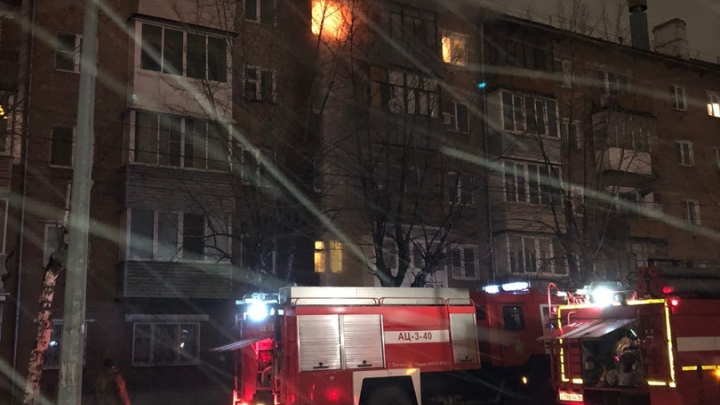 Загорелось, когда все спали: в ярославской пятиэтажке вспыхнул сильный пожар, пострадала женщина