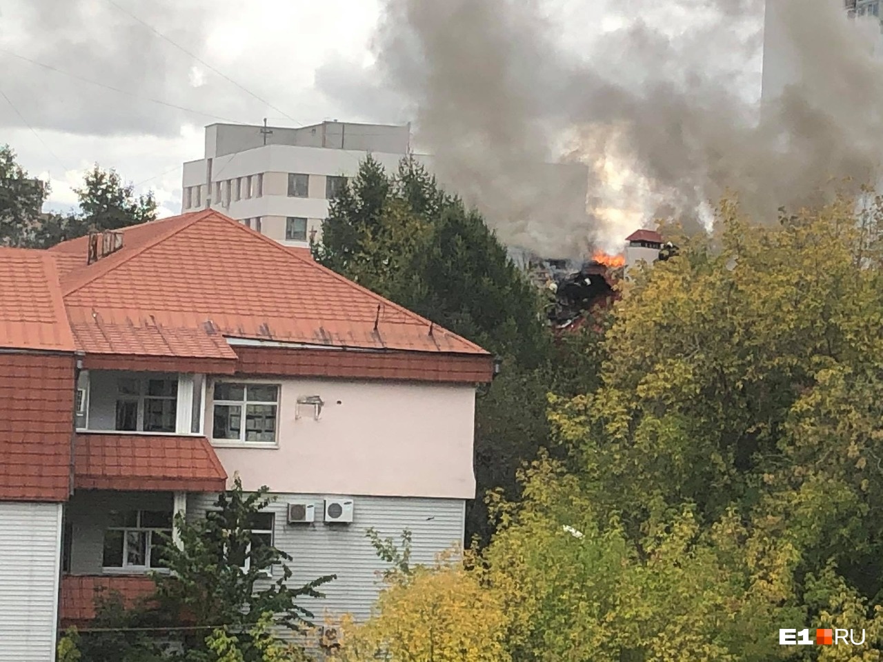 В Екатеринбурге загорелось здание федеральной службы по атомному надзору: фото и видео