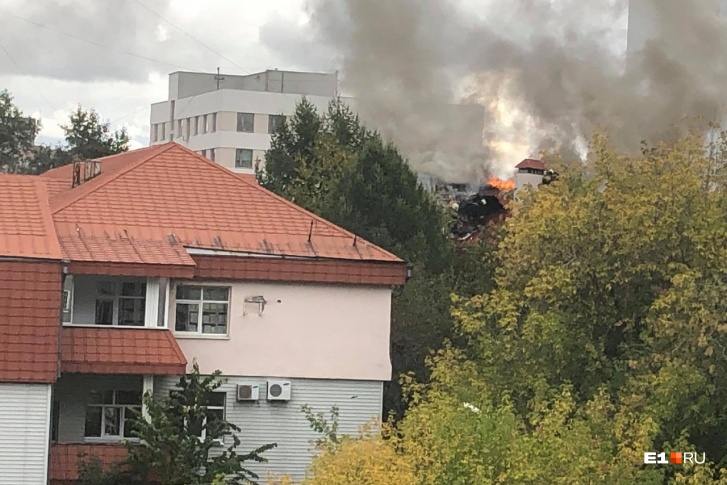 На место выехали 7 пожарных машин На место выехали 7 пожарных машин
