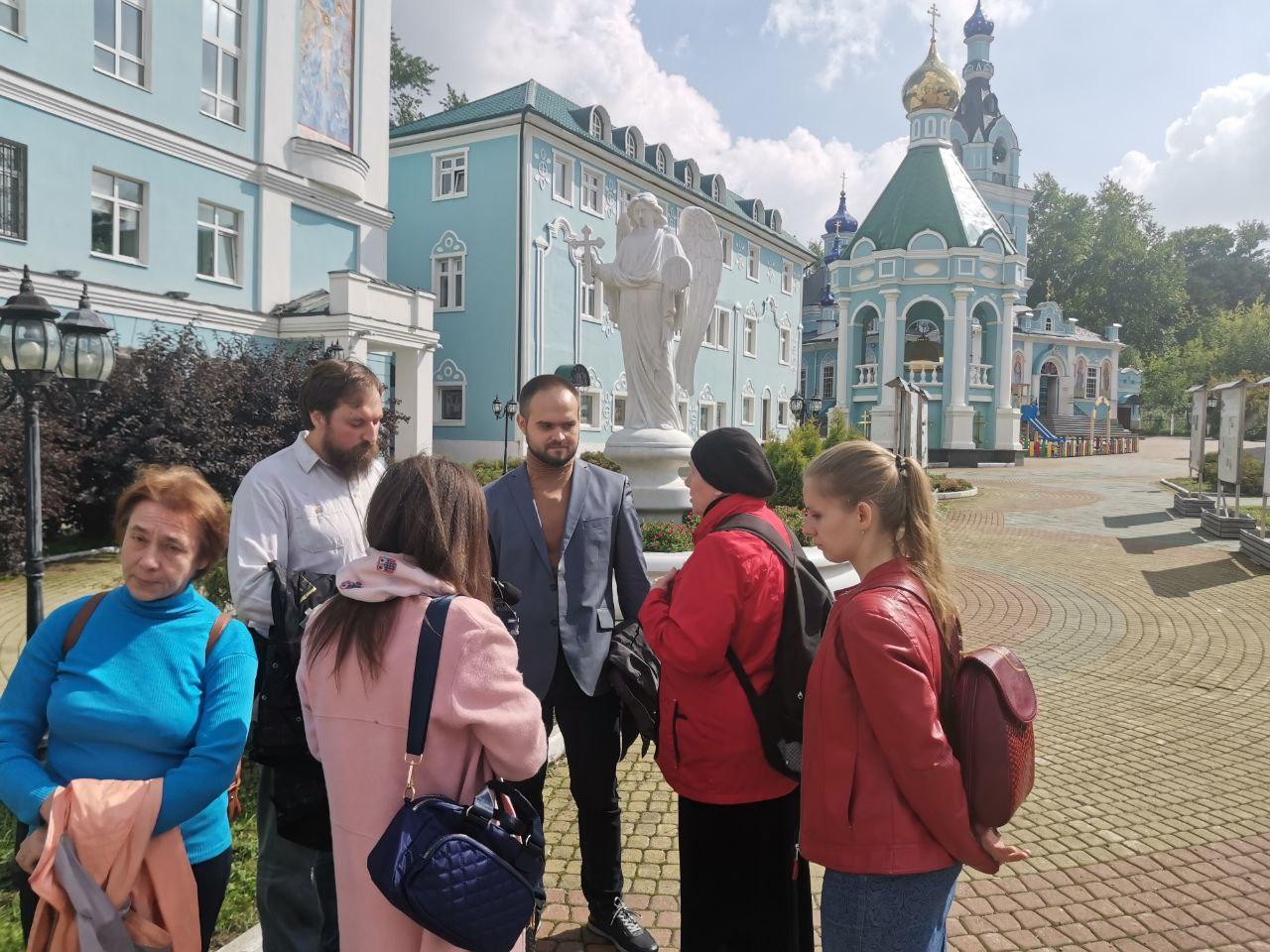 Поддержать отца Сергия сегодня пришла единственная бабушка (в черном берете). Она стоит в окружении прихожан епархии Поддержать отца Сергия сегодня пришла единственная бабушка (в черном берете). Она стоит в окружении прихожан епархии