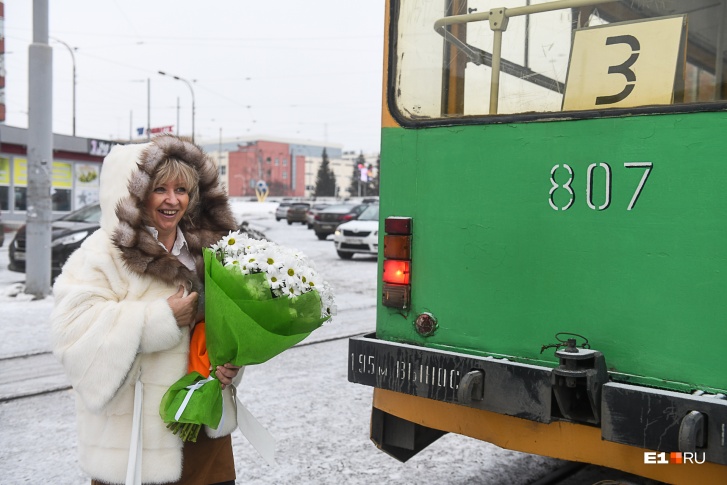 Оксана Мирошниченко рядом с трамваем, на котором ездит много лет