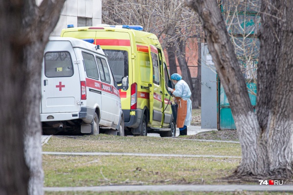 Перед отделениями КТ в Челябинске регулярно выстраиваются очереди из скорых и пациентов Перед отделениями КТ в Челябинске регулярно выстраиваются очереди из скорых и пациентов