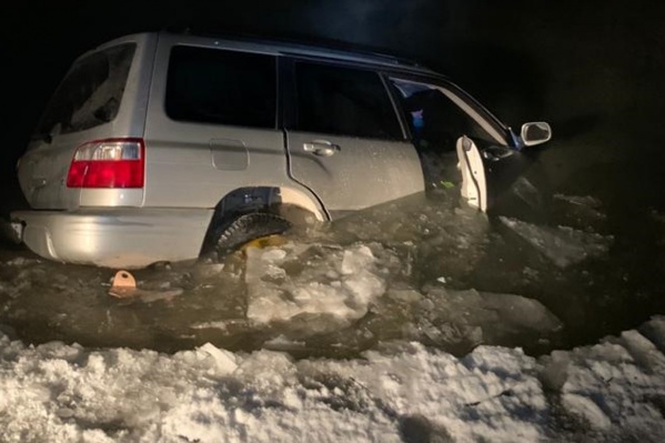 Автомобиль ушел под воду наполовину Автомобиль ушел под воду наполовину 