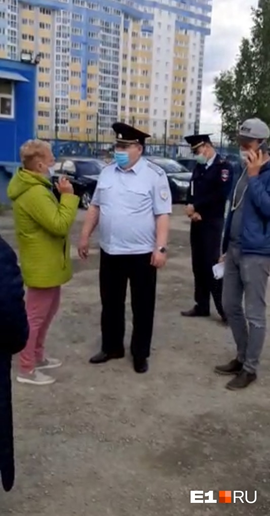 В Кольцово жители протестуют против установки вышки 5G. Они вызвали полицию