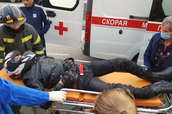 Управлявшего мотоциклом мужчину госпитализировали Управлявшего мотоциклом мужчину госпитализировали