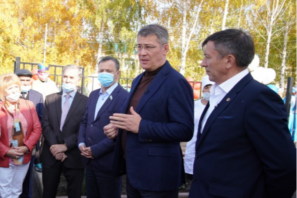 На встрече с местными жителями глава Башкирии также присутствовал без средства индивидуальной защиты На встрече с местными жителями глава Башкирии также присутствовал без средства индивидуальной защиты
