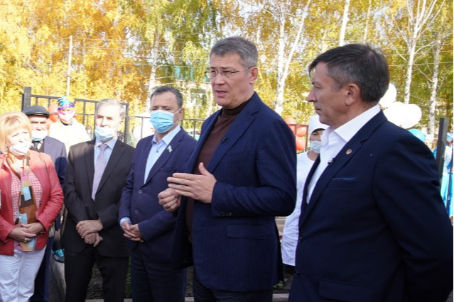На встрече с местными жителями глава Башкирии также присутствовал без средства индивидуальной защиты
