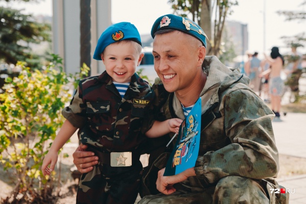 Знакомьтесь, это отец Роберт с 3,5-летним сыном Асланом. Праздник «голубых беретов» они празднуют вместе и вместе кричат «Слава ВДВ!» Роберт в честь праздника сегодня прыгнул с парашютом. Это был его 13-й по счету прыжок Знакомьтесь, это отец Роберт с 3,5-летним сыном Асланом. Праздник «голубых беретов» они празднуют вместе и вместе кричат «Слава ВДВ!» Роберт в честь праздника сегодня прыгнул с парашютом. Это был его 13-й по счету прыжок